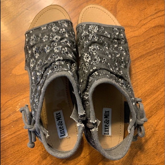 NWT sandals - Picture 2 of 6